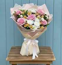 Букет цветов из:  Гвоздики, Орхидеи и Розы в Новом Ургале