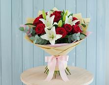 Букет цветов из:  Лилии и Розы в Новом Ургале