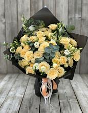 Букет цветов из:  Розы и Лизиантусы в Новом Ургале