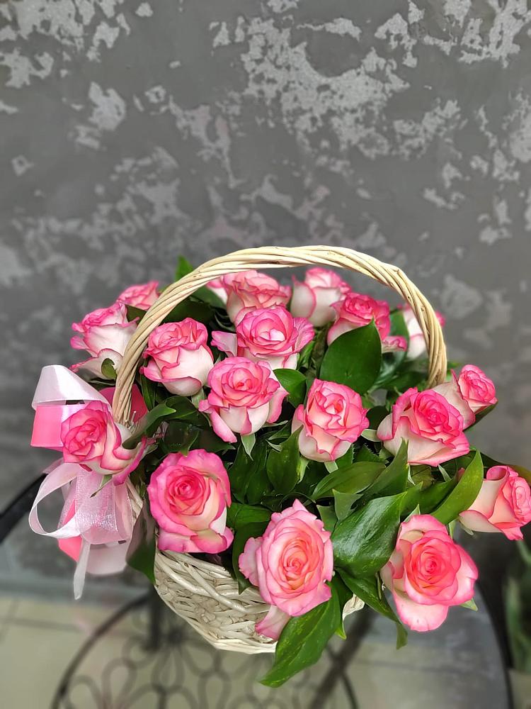 Цветочная композиция из Розы в корзине в Новом Ургале