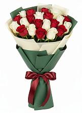 Букет Микс из красных и белых роз в Новом Ургале