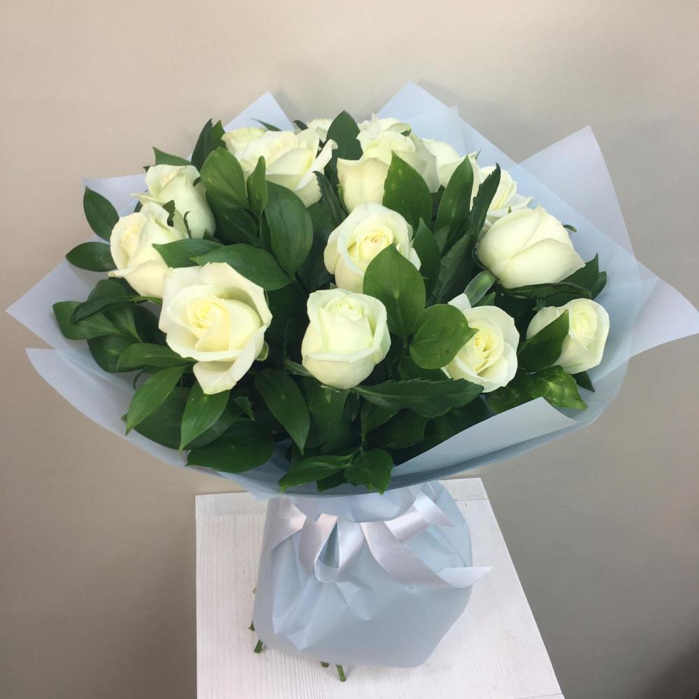 Букет 15 Белых роз Проуд в Новом Ургале