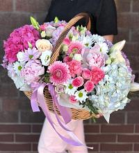 Композиция солнечный день в Новом Ургале Цветочная композиция из Розы, Хризантемы, Пионы и Лизиантусы в корзине в Новом Ургале