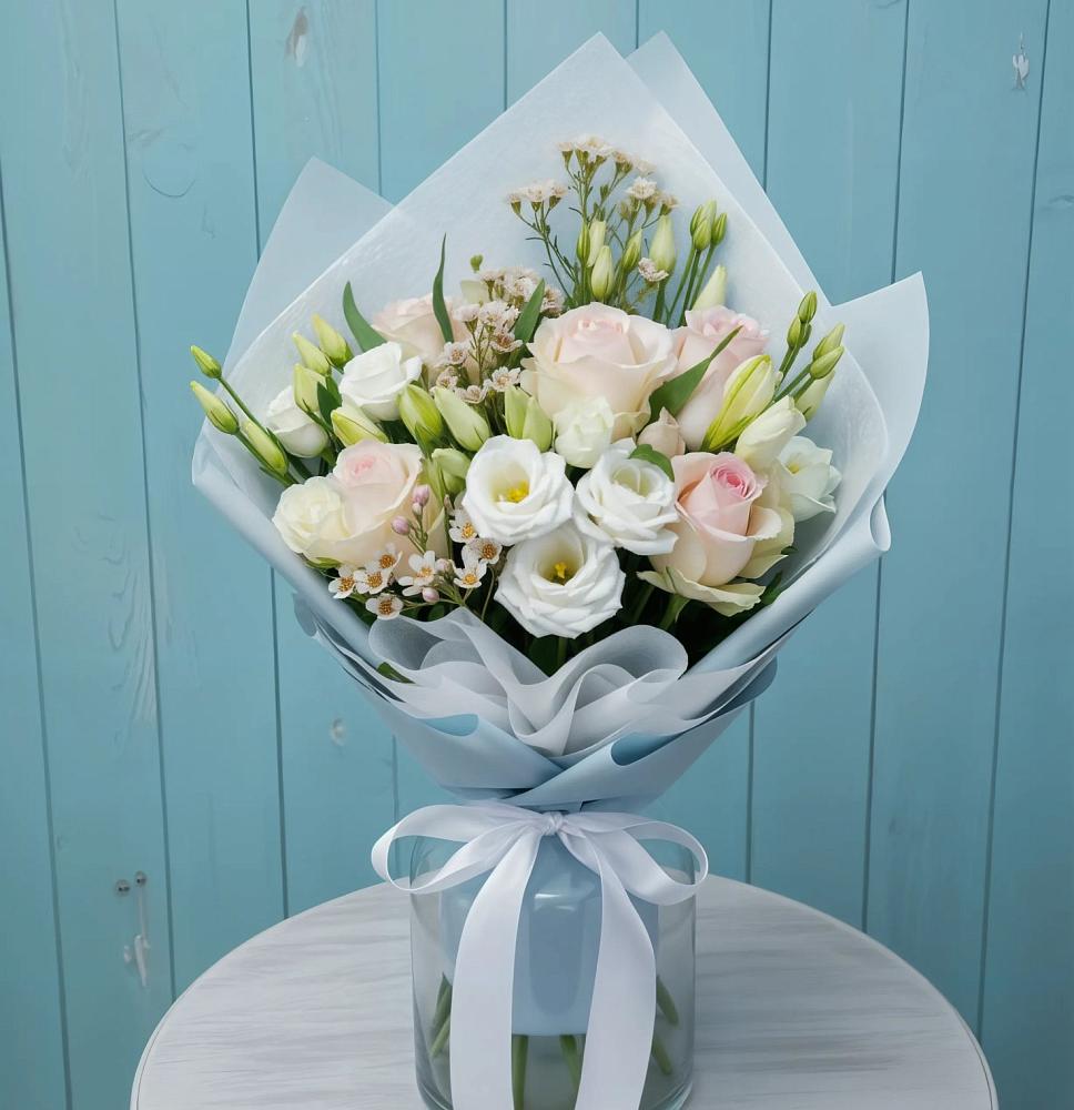 Букет цветов из: Розы и Лизиантусы в Новом Ургале