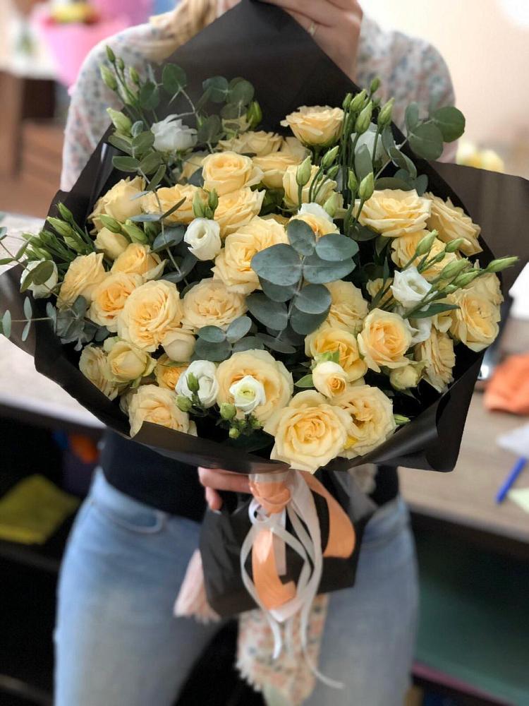 Букет цветов из: Розы и Лизиантусы в Новом Ургале