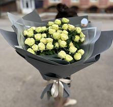 Букет Белые кустовые розы Солинеро в Новом Ургале