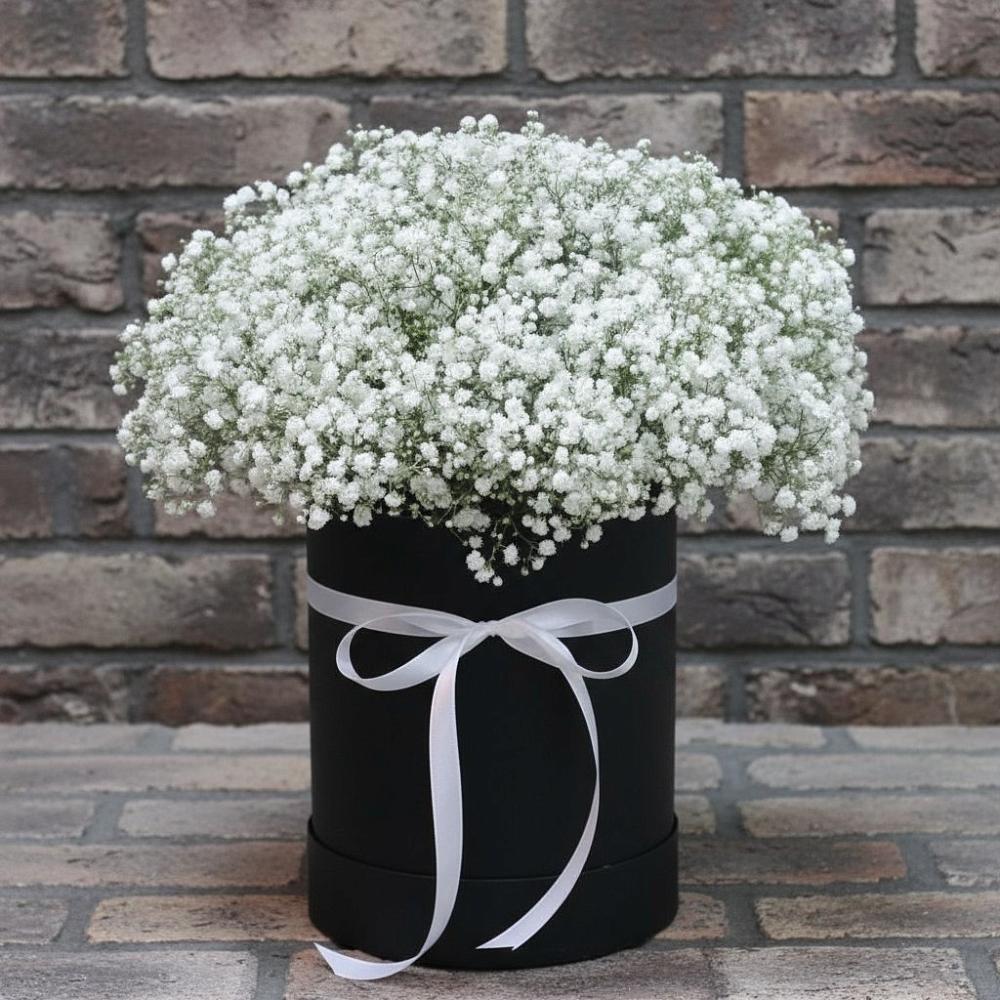 Цветочная композиция из Гипсофила в шляпной коробке в Новом Ургале