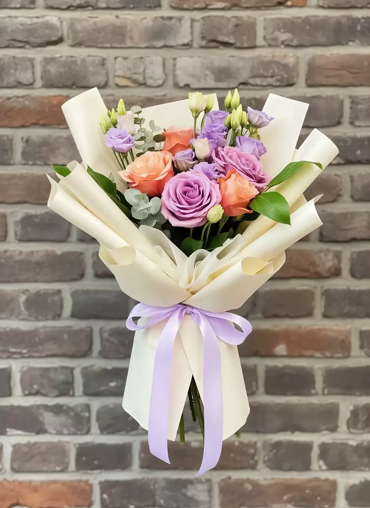 Букет цветов из: Лизиантусы и Розы в Новом Ургале