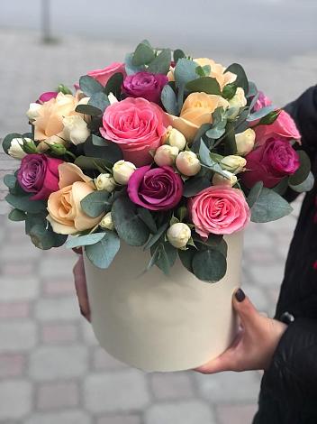 Цветочная композиция из Розы в шляпной коробке в Новом Ургале