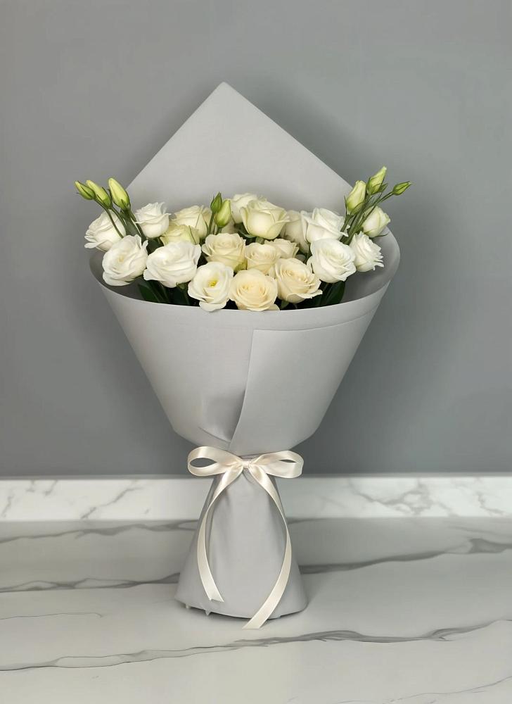 Букет цветов из: Розы и Лизиантусы в Новом Ургале