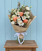 Букет цветов из:  Альстромерии, Лизиантусы, Розы и Хризантемы #REPLACE_PRED# Новом Ургале