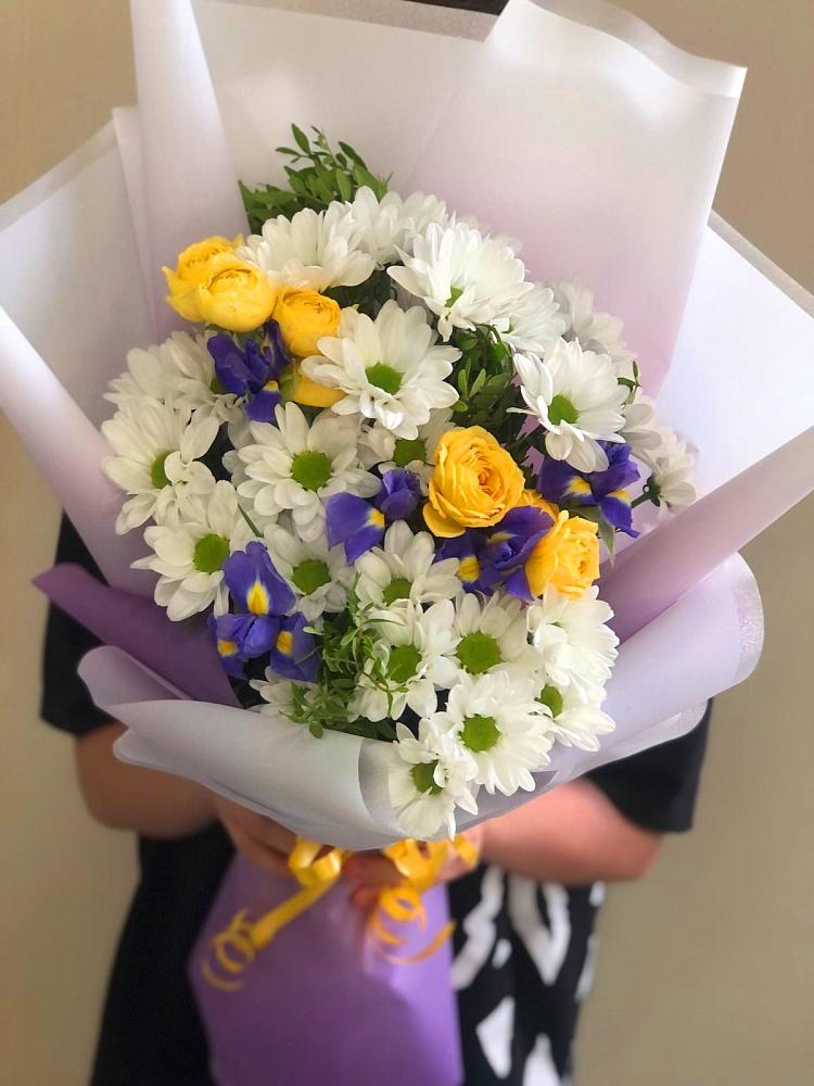 Букет цветов из: Ирисы, Хризантемы и Розы в Новом Ургале