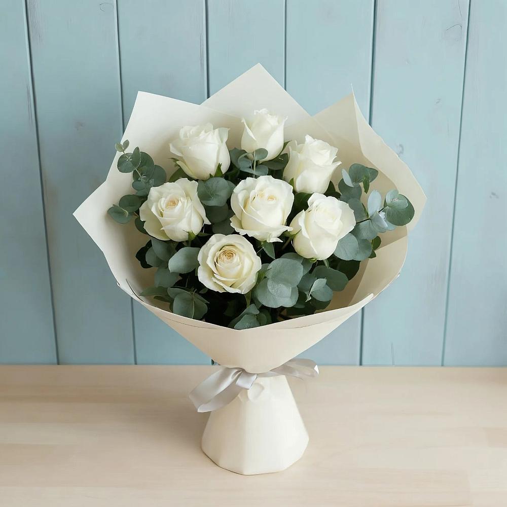 Букет Белые розы в Эвкалипте в Новом Ургале