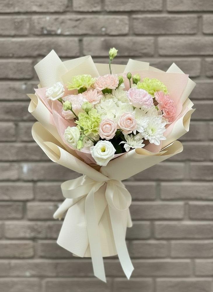 Букет цветов из: Гвоздики, Розы, Лизиантусы и Хризантемы в Новом Ургале