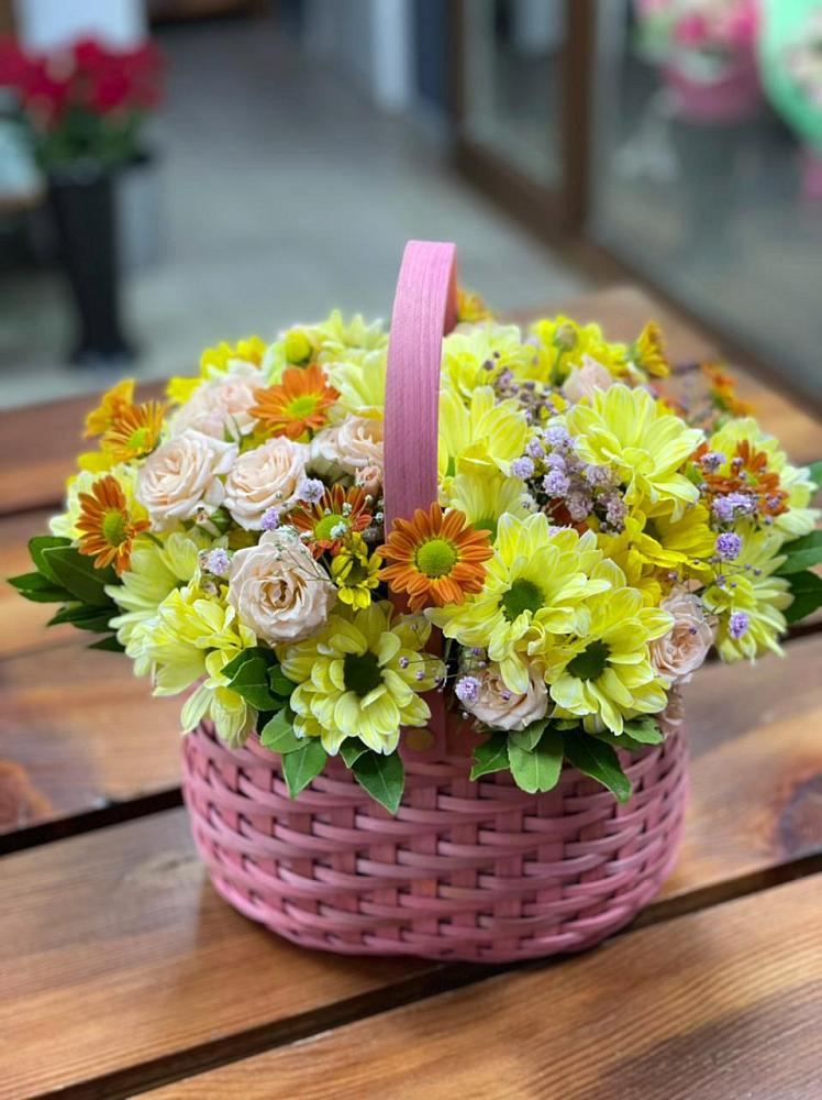 Цветочная композиция из Хризантемы и Розы в корзине в Новом Ургале