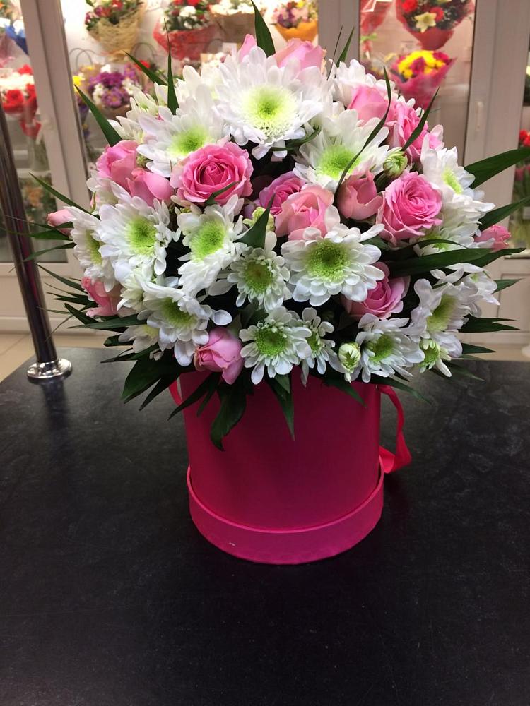 Цветочная композиция из Розы и Хризантемы в шляпной коробке в Новом Ургале