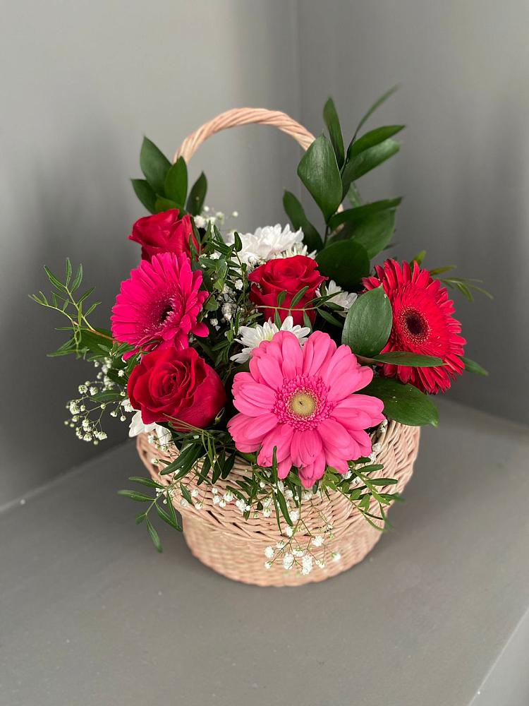 Цветочная композиция из Розы, Хризантемы и Герберы в корзине в Новом Ургале