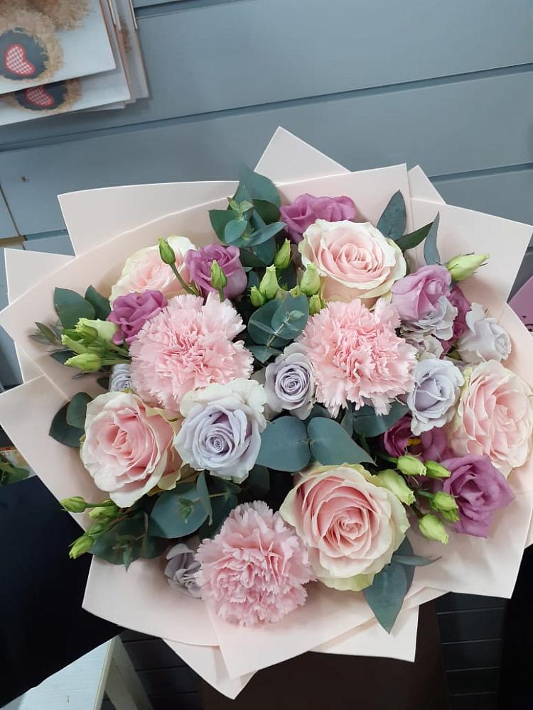 Букет цветов из: Розы, Гвоздики и Лизиантусы в Новом Ургале