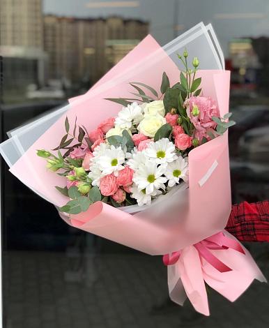 Букет цветов из: Розы, Лизиантусы и Хризантемы в Новом Ургале